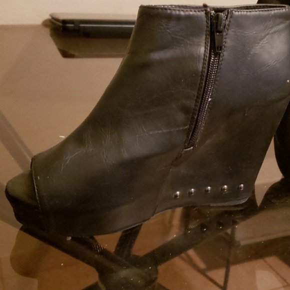 Heels - Picture 3 of 3